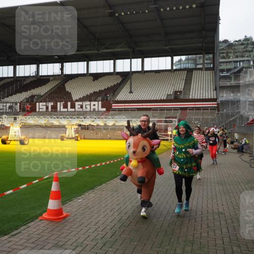 07.12.2025 - St. Pauli X-Mass-Run No. 15 Fabian Wolf http://msf.ph/oto/9397830 07.12.2025 10:47:25 Ziel 60, 309, 522, 523, 1171, 1182, 1819, 1847, 1848, 1863, 2200, 2683, 2684, 3101, 3102, 3104, 3105, 3344, 3360, 4853, 4868, 4869 meine-sportfotos.de
