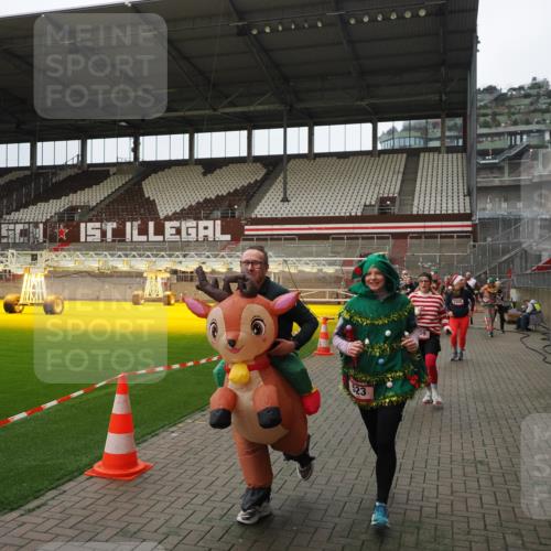 07.12.2025 - St. Pauli X-Mass-Run No. 15 Fabian Wolf http://msf.ph/oto/9397832 07.12.2025 10:47:26 Ziel 60, 78, 309, 522, 523, 1171, 1182, 1819, 1847, 1848, 1863, 2200, 2683, 2684, 3101, 3102, 3104, 3105, 3360, 4853, 4868, 4869 meine-sportfotos.de