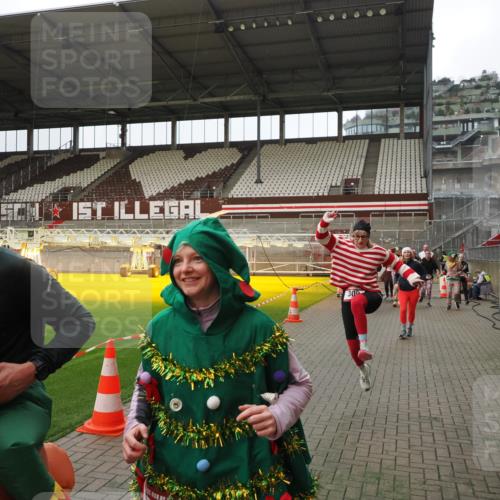 07.12.2025 - St. Pauli X-Mass-Run No. 15 Fabian Wolf http://msf.ph/oto/9397836 07.12.2025 10:47:27 Ziel 60, 78, 309, 522, 523, 1182, 1819, 1847, 1848, 1863, 2200, 2683, 2684, 3101, 3102, 3104, 3105, 3360, 4853, 4868, 4869 meine-sportfotos.de