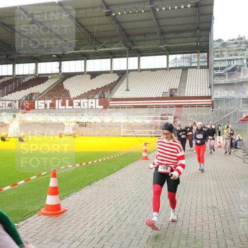 07.12.2025 - St. Pauli X-Mass-Run No. 15 Fabian Wolf http://msf.ph/oto/9397838 07.12.2025 10:47:27 Ziel 60, 78, 309, 522, 523, 1182, 1819, 1847, 1848, 1863, 2200, 2683, 2684, 3101, 3102, 3104, 3105, 3360, 4853, 4868, 4869 meine-sportfotos.de