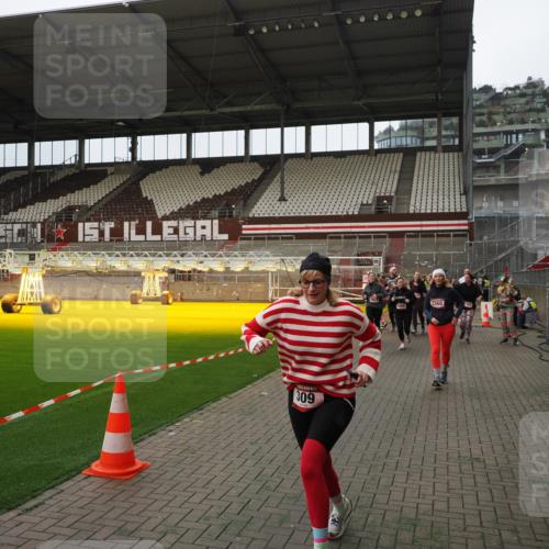 07.12.2025 - St. Pauli X-Mass-Run No. 15 Fabian Wolf http://msf.ph/oto/9397840 07.12.2025 10:47:27 Ziel 60, 78, 309, 522, 523, 1182, 1819, 1847, 1848, 1863, 2200, 2683, 2684, 3101, 3102, 3104, 3105, 3360, 4853, 4868, 4869 meine-sportfotos.de