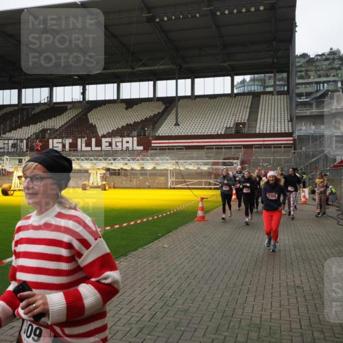 07.12.2025 - St. Pauli X-Mass-Run No. 15 Fabian Wolf http://msf.ph/oto/9397843 07.12.2025 10:47:28 Ziel 60, 78, 309, 522, 523, 1182, 1847, 1848, 1863, 2200, 2683, 2684, 3101, 3102, 3104, 3105, 3360, 4853, 4868, 4869 meine-sportfotos.de