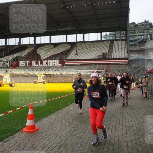 07.12.2025 - St. Pauli X-Mass-Run No. 15 Fabian Wolf http://msf.ph/oto/9397844 07.12.2025 10:47:30 Ziel 60, 78, 309, 522, 523, 1182, 1847, 1848, 1863, 2683, 3101, 3102, 3104, 3105, 3360, 4853, 4868, 4869 meine-sportfotos.de