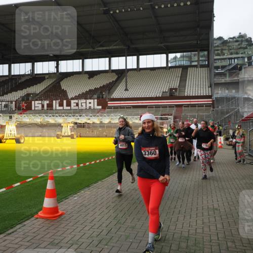 07.12.2025 - St. Pauli X-Mass-Run No. 15 Fabian Wolf http://msf.ph/oto/9397845 07.12.2025 10:47:30 Ziel 60, 78, 309, 522, 523, 1182, 1847, 1848, 1863, 2683, 3101, 3102, 3104, 3105, 3360, 4853, 4868, 4869 meine-sportfotos.de