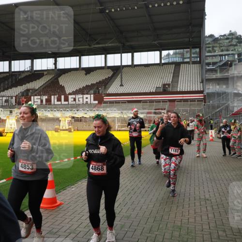 07.12.2025 - St. Pauli X-Mass-Run No. 15 Fabian Wolf http://msf.ph/oto/9397847 07.12.2025 10:47:31 Ziel 60, 78, 309, 522, 523, 1182, 1847, 1848, 1863, 3101, 3102, 3104, 3105, 3360, 4853, 4868, 4869 meine-sportfotos.de