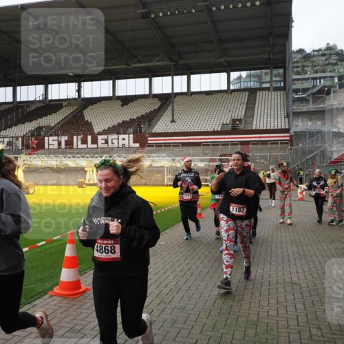 07.12.2025 - St. Pauli X-Mass-Run No. 15 Fabian Wolf http://msf.ph/oto/9397848 07.12.2025 10:47:31 Ziel 60, 78, 309, 522, 523, 1182, 1847, 1848, 1863, 3101, 3102, 3104, 3105, 3360, 4853, 4868, 4869 meine-sportfotos.de