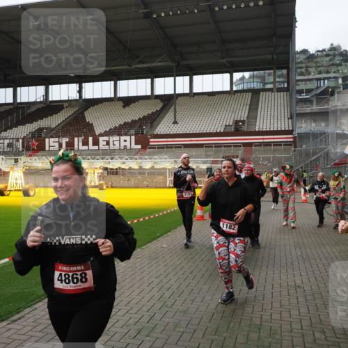 07.12.2025 - St. Pauli X-Mass-Run No. 15 Fabian Wolf http://msf.ph/oto/9397849 07.12.2025 10:47:32 Ziel 60, 78, 309, 522, 523, 1182, 1847, 1848, 1863, 2690, 3101, 3102, 3104, 3105, 3360, 4853, 4868, 4869 meine-sportfotos.de