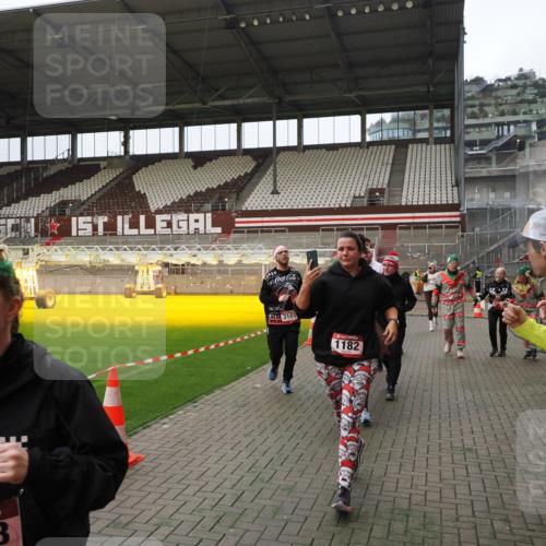 07.12.2025 - St. Pauli X-Mass-Run No. 15 Fabian Wolf http://msf.ph/oto/9397850 07.12.2025 10:47:32 Ziel 60, 78, 309, 522, 523, 1182, 1847, 1848, 1863, 2690, 3101, 3102, 3104, 3105, 3360, 4853, 4868, 4869 meine-sportfotos.de