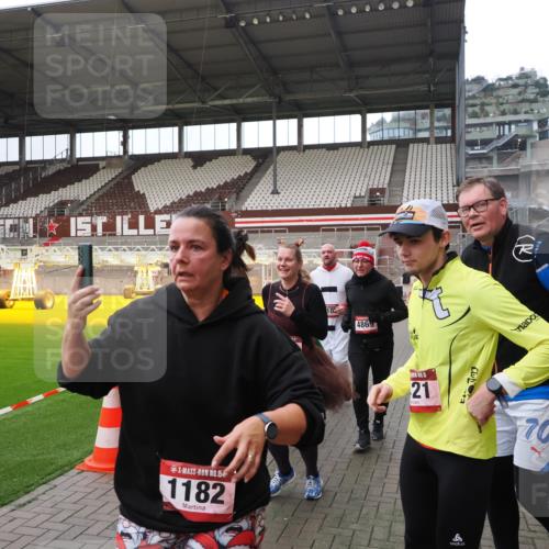 07.12.2025 - St. Pauli X-Mass-Run No. 15 Fabian Wolf http://msf.ph/oto/9397851 07.12.2025 10:47:33 Ziel 60, 78, 309, 522, 523, 1182, 1847, 1848, 1863, 2690, 3101, 3102, 3104, 3105, 3360, 4853, 4868, 4869 meine-sportfotos.de