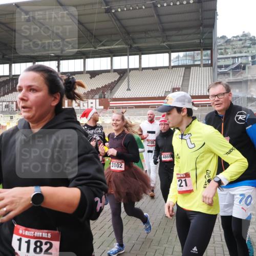 07.12.2025 - St. Pauli X-Mass-Run No. 15 Fabian Wolf http://msf.ph/oto/9397852 07.12.2025 10:47:33 Ziel 60, 78, 309, 522, 523, 1182, 1847, 1848, 1863, 2690, 3101, 3102, 3104, 3105, 3360, 4853, 4868, 4869 meine-sportfotos.de