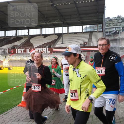 07.12.2025 - St. Pauli X-Mass-Run No. 15 Fabian Wolf http://msf.ph/oto/9397854 07.12.2025 10:47:33 Ziel 60, 78, 309, 522, 523, 1182, 1847, 1848, 1863, 2690, 3101, 3102, 3104, 3105, 3360, 4853, 4868, 4869 meine-sportfotos.de