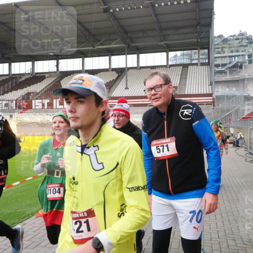 07.12.2025 - St. Pauli X-Mass-Run No. 15 Fabian Wolf http://msf.ph/oto/9397857 07.12.2025 10:47:34 Ziel 60, 78, 309, 522, 523, 1182, 1847, 1848, 1863, 2690, 3101, 3102, 3104, 3105, 3360, 4615, 4618, 4853, 4868, 4869 meine-sportfotos.de