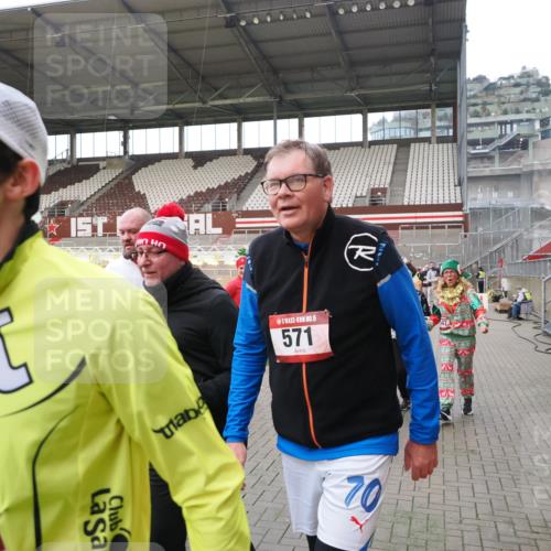 07.12.2025 - St. Pauli X-Mass-Run No. 15 Fabian Wolf http://msf.ph/oto/9397859 07.12.2025 10:47:34 Ziel 60, 78, 309, 522, 523, 1182, 1847, 1848, 1863, 2690, 3101, 3102, 3104, 3105, 3360, 4615, 4618, 4853, 4868, 4869 meine-sportfotos.de