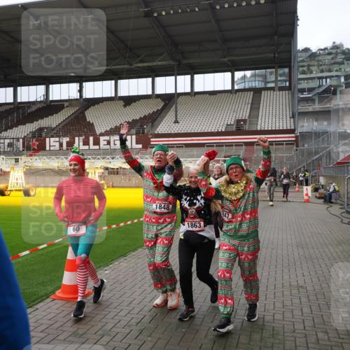 07.12.2025 - St. Pauli X-Mass-Run No. 15 Fabian Wolf http://msf.ph/oto/9397862 07.12.2025 10:47:36 Ziel 60, 78, 309, 522, 523, 1182, 1847, 1848, 1863, 2490, 2566, 2690, 3101, 3102, 3104, 3105, 3360, 4615, 4618, 4853, 4868, 4869 meine-sportfotos.de