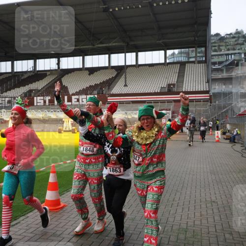 07.12.2025 - St. Pauli X-Mass-Run No. 15 Fabian Wolf http://msf.ph/oto/9397864 07.12.2025 10:47:36 Ziel 60, 78, 309, 522, 523, 1182, 1847, 1848, 1863, 2490, 2566, 2690, 3101, 3102, 3104, 3105, 3360, 4615, 4618, 4853, 4868, 4869 meine-sportfotos.de