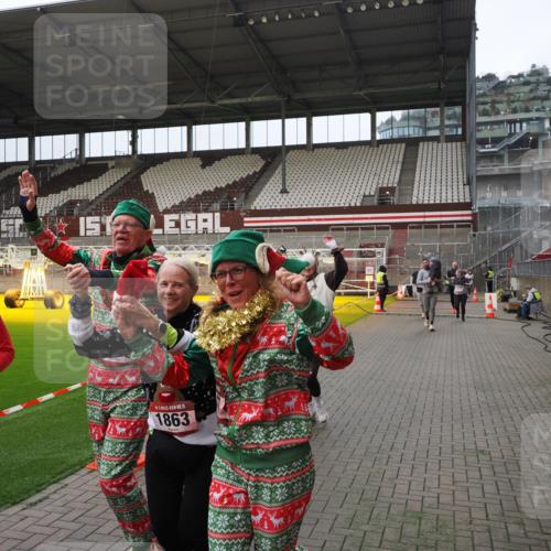 07.12.2025 - St. Pauli X-Mass-Run No. 15 Fabian Wolf http://msf.ph/oto/9397866 07.12.2025 10:47:37 Ziel 60, 78, 309, 522, 523, 1182, 1847, 1848, 1863, 2490, 2566, 2690, 3101, 3102, 3104, 3105, 3360, 4615, 4618, 4853, 4868, 4869 meine-sportfotos.de