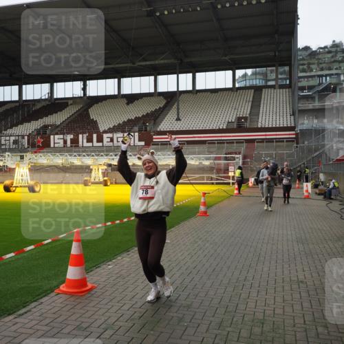 07.12.2025 - St. Pauli X-Mass-Run No. 15 Fabian Wolf http://msf.ph/oto/9397867 07.12.2025 10:47:37 Ziel 60, 78, 309, 522, 523, 1182, 1847, 1848, 1863, 2490, 2566, 2690, 3101, 3102, 3104, 3105, 3360, 4615, 4618, 4853, 4868, 4869 meine-sportfotos.de