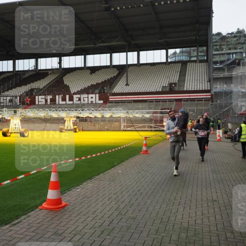 07.12.2025 - St. Pauli X-Mass-Run No. 15 Fabian Wolf http://msf.ph/oto/9397870 07.12.2025 10:47:40 Ziel 60, 78, 1182, 1555, 1847, 1848, 1863, 2490, 2566, 2690, 3101, 3102, 3104, 3105, 4072, 4615, 4618, 4853, 4868, 4869 meine-sportfotos.de
