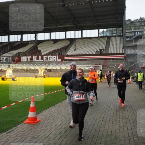 07.12.2025 - St. Pauli X-Mass-Run No. 15 Fabian Wolf http://msf.ph/oto/9397884 07.12.2025 10:47:43 Ziel 78, 1555, 2490, 2566, 2690, 3101, 3102, 3104, 3105, 4072, 4615, 4618, 4863, 4869 meine-sportfotos.de