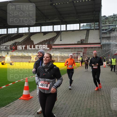07.12.2025 - St. Pauli X-Mass-Run No. 15 Fabian Wolf http://msf.ph/oto/9397886 07.12.2025 10:47:43 Ziel 78, 1555, 2490, 2566, 2690, 3101, 3102, 3104, 3105, 4072, 4615, 4618, 4863, 4869 meine-sportfotos.de
