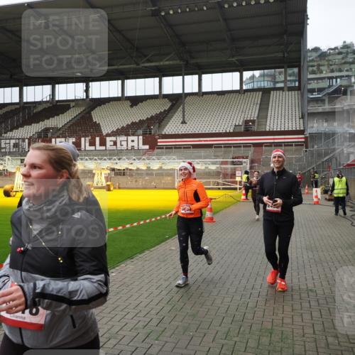 07.12.2025 - St. Pauli X-Mass-Run No. 15 Fabian Wolf http://msf.ph/oto/9397888 07.12.2025 10:47:43 Ziel 78, 1555, 2490, 2566, 2690, 3101, 3102, 3104, 3105, 4072, 4615, 4618, 4863, 4869 meine-sportfotos.de