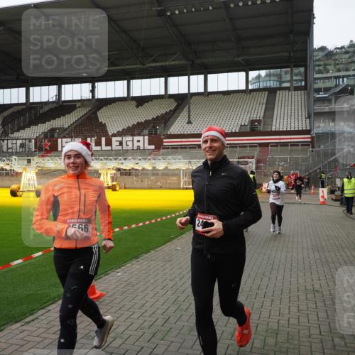 07.12.2025 - St. Pauli X-Mass-Run No. 15 Fabian Wolf http://msf.ph/oto/9397893 07.12.2025 10:47:44 Ziel 78, 1555, 2490, 2566, 2690, 3104, 3105, 4072, 4615, 4618, 4863 meine-sportfotos.de