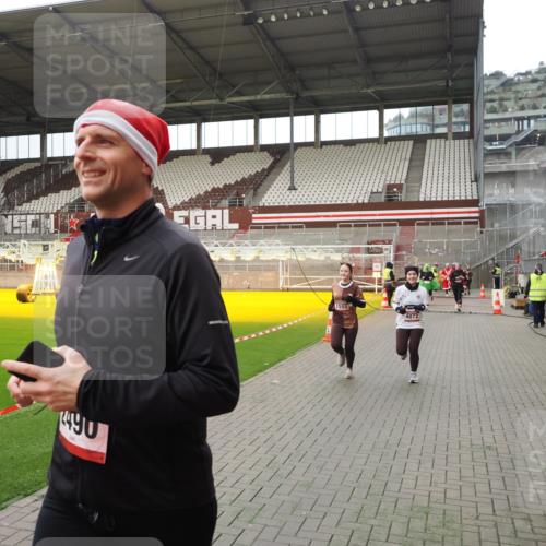 07.12.2025 - St. Pauli X-Mass-Run No. 15 Fabian Wolf http://msf.ph/oto/9397896 07.12.2025 10:47:45 Ziel 78, 282, 1555, 2490, 2566, 2690, 4072, 4615, 4618, 4863 meine-sportfotos.de