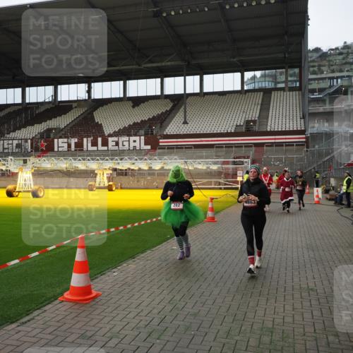 07.12.2025 - St. Pauli X-Mass-Run No. 15 Fabian Wolf http://msf.ph/oto/9397906 07.12.2025 10:47:51 Ziel 282, 513, 553, 1555, 2490, 2566, 2608, 2611, 2690, 4072, 4615, 4618, 4863 meine-sportfotos.de