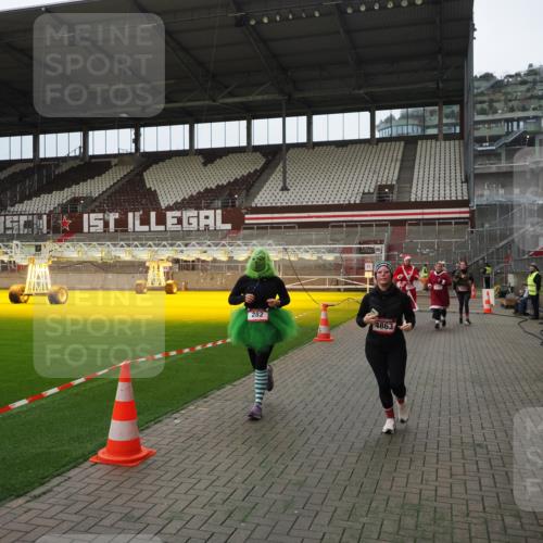 07.12.2025 - St. Pauli X-Mass-Run No. 15 Fabian Wolf http://msf.ph/oto/9397907 07.12.2025 10:47:52 Ziel 282, 513, 553, 1555, 2490, 2566, 2608, 2611, 2690, 4072, 4615, 4618, 4863 meine-sportfotos.de