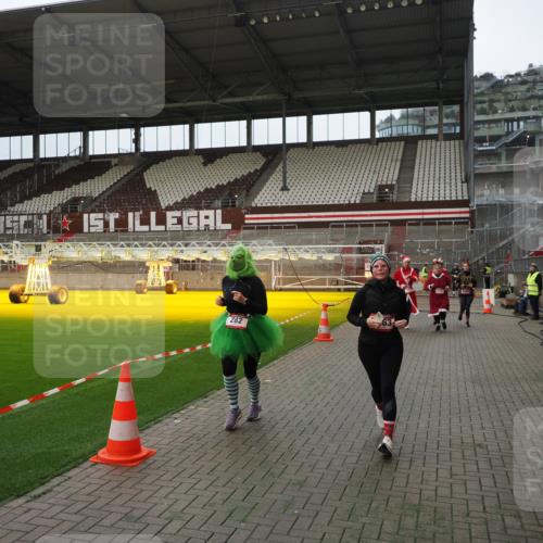 07.12.2025 - St. Pauli X-Mass-Run No. 15 Fabian Wolf http://msf.ph/oto/9397908 07.12.2025 10:47:52 Ziel 282, 513, 553, 1555, 2490, 2566, 2608, 2611, 2690, 4072, 4615, 4618, 4863 meine-sportfotos.de
