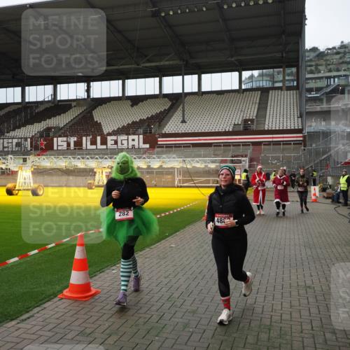 07.12.2025 - St. Pauli X-Mass-Run No. 15 Fabian Wolf http://msf.ph/oto/9397910 07.12.2025 10:47:52 Ziel 282, 513, 553, 1555, 2490, 2566, 2608, 2611, 2690, 4072, 4615, 4618, 4863 meine-sportfotos.de