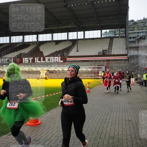 07.12.2025 - St. Pauli X-Mass-Run No. 15 Fabian Wolf http://msf.ph/oto/9397913 07.12.2025 10:47:53 Ziel 282, 513, 553, 1555, 2490, 2566, 2608, 2611, 4072, 4615, 4618, 4863 meine-sportfotos.de