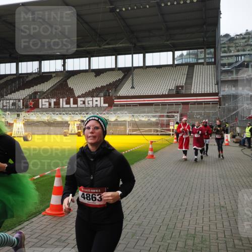 07.12.2025 - St. Pauli X-Mass-Run No. 15 Fabian Wolf http://msf.ph/oto/9397914 07.12.2025 10:47:53 Ziel 282, 513, 553, 1555, 2490, 2566, 2608, 2611, 4072, 4615, 4618, 4863 meine-sportfotos.de