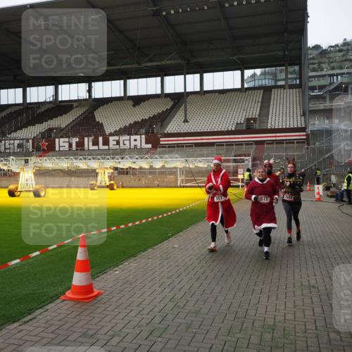07.12.2025 - St. Pauli X-Mass-Run No. 15 Fabian Wolf http://msf.ph/oto/9397916 07.12.2025 10:47:55 Ziel 282, 472, 513, 553, 1555, 2490, 2566, 2608, 2611, 4072, 4863 meine-sportfotos.de