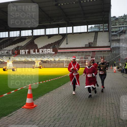 07.12.2025 - St. Pauli X-Mass-Run No. 15 Fabian Wolf http://msf.ph/oto/9397918 07.12.2025 10:47:55 Ziel 282, 472, 513, 553, 1555, 2490, 2566, 2608, 2611, 4072, 4863 meine-sportfotos.de