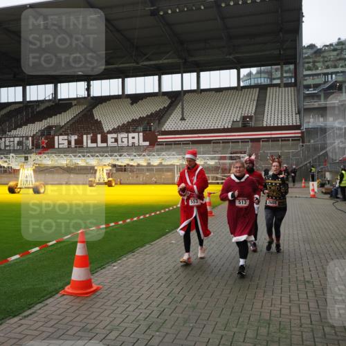 07.12.2025 - St. Pauli X-Mass-Run No. 15 Fabian Wolf http://msf.ph/oto/9397919 07.12.2025 10:47:55 Ziel 282, 472, 513, 553, 1555, 2490, 2566, 2608, 2611, 4072, 4863 meine-sportfotos.de