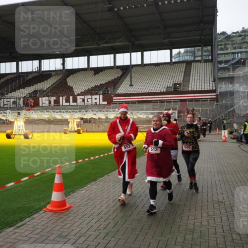 07.12.2025 - St. Pauli X-Mass-Run No. 15 Fabian Wolf http://msf.ph/oto/9397921 07.12.2025 10:47:56 Ziel 282, 472, 513, 553, 1555, 2608, 2611, 4072, 4863 meine-sportfotos.de