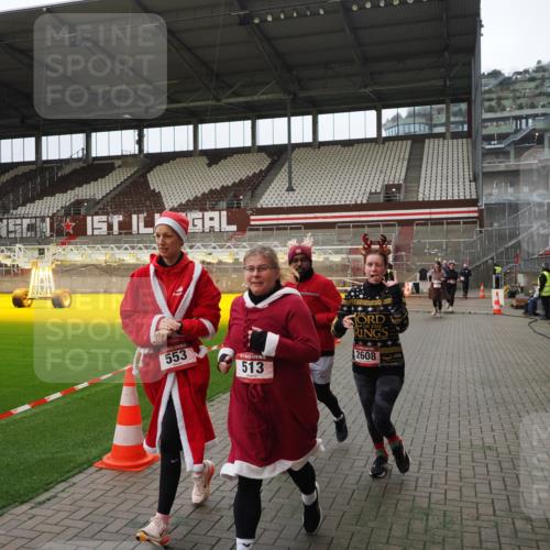 07.12.2025 - St. Pauli X-Mass-Run No. 15 Fabian Wolf http://msf.ph/oto/9397924 07.12.2025 10:47:57 Ziel 282, 472, 513, 553, 1555, 2608, 2611, 4072, 4863 meine-sportfotos.de