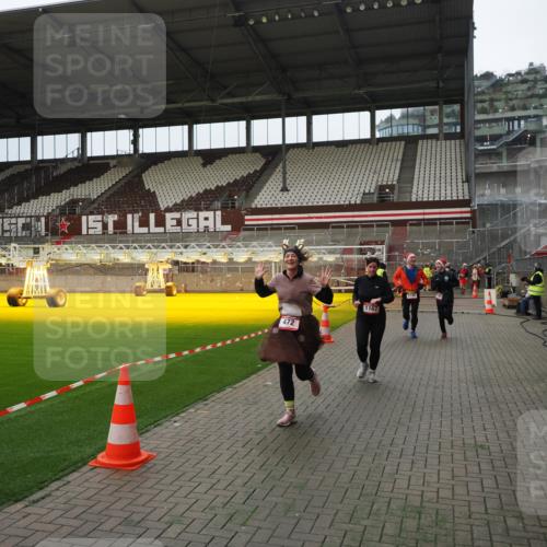 07.12.2025 - St. Pauli X-Mass-Run No. 15 Fabian Wolf http://msf.ph/oto/9397932 07.12.2025 10:48:02 Ziel 282, 472, 513, 553, 1195, 2146, 2147, 2608, 2611, 4863 meine-sportfotos.de