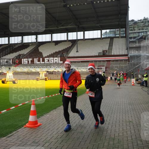 07.12.2025 - St. Pauli X-Mass-Run No. 15 Fabian Wolf http://msf.ph/oto/9397945 07.12.2025 10:48:05 Ziel 282, 472, 513, 553, 1195, 2028, 2146, 2147, 2501, 2608, 2611, 4229 meine-sportfotos.de