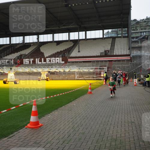 07.12.2025 - St. Pauli X-Mass-Run No. 15 Fabian Wolf http://msf.ph/oto/9397952 07.12.2025 10:48:07 Ziel 472, 513, 553, 1195, 2028, 2146, 2147, 2339, 2501, 2608, 2611, 3018, 3598, 4229 meine-sportfotos.de