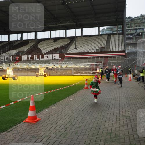 07.12.2025 - St. Pauli X-Mass-Run No. 15 Fabian Wolf http://msf.ph/oto/9397958 07.12.2025 10:48:08 Ziel 472, 1195, 2028, 2146, 2147, 2339, 2501, 2608, 2611, 3018, 3598, 4229 meine-sportfotos.de