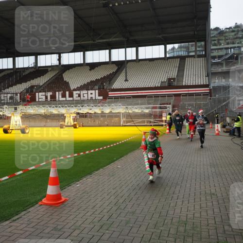 07.12.2025 - St. Pauli X-Mass-Run No. 15 Fabian Wolf http://msf.ph/oto/9397959 07.12.2025 10:48:09 Ziel 472, 1195, 2028, 2146, 2147, 2339, 2501, 3018, 3598, 4229 meine-sportfotos.de
