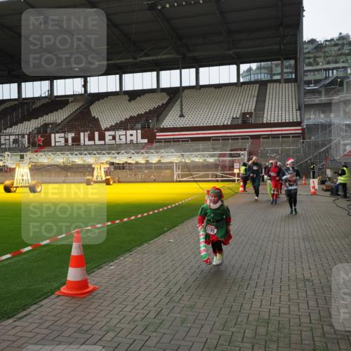 07.12.2025 - St. Pauli X-Mass-Run No. 15 Fabian Wolf http://msf.ph/oto/9397960 07.12.2025 10:48:09 Ziel 472, 1195, 2028, 2146, 2147, 2339, 2501, 3018, 3598, 4229 meine-sportfotos.de
