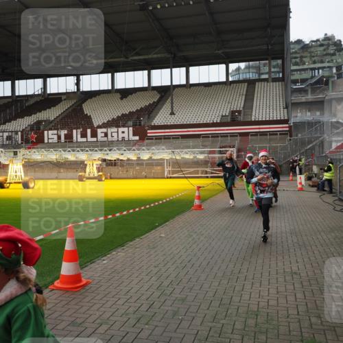 07.12.2025 - St. Pauli X-Mass-Run No. 15 Fabian Wolf http://msf.ph/oto/9397963 07.12.2025 10:48:11 Ziel 472, 876, 1195, 2028, 2146, 2147, 2339, 2501, 3018, 3598, 4229 meine-sportfotos.de