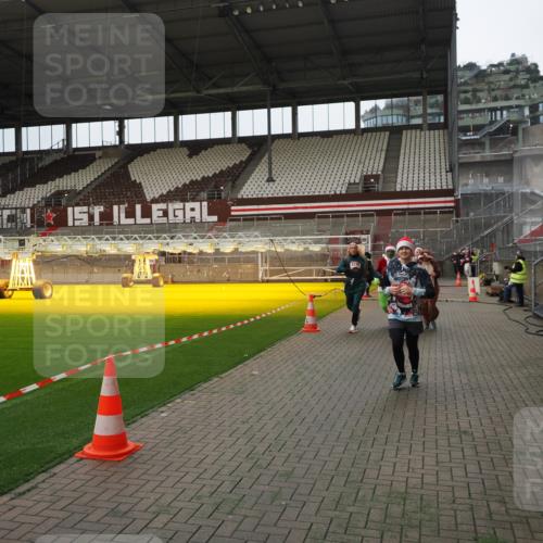 07.12.2025 - St. Pauli X-Mass-Run No. 15 Fabian Wolf http://msf.ph/oto/9397964 07.12.2025 10:48:11 Ziel 472, 876, 1195, 2028, 2146, 2147, 2339, 2501, 3018, 3598, 4229 meine-sportfotos.de