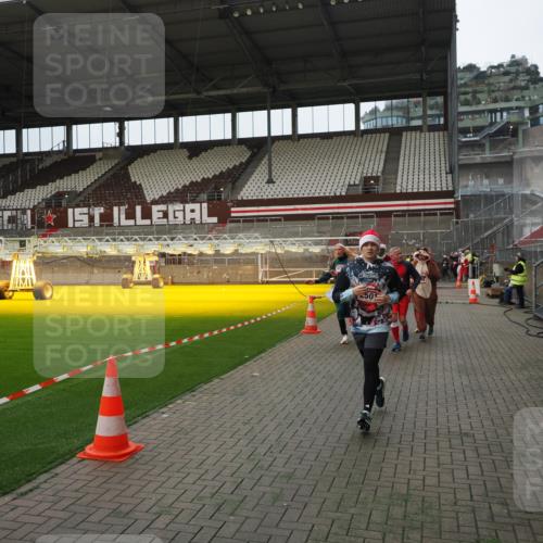 07.12.2025 - St. Pauli X-Mass-Run No. 15 Fabian Wolf http://msf.ph/oto/9397965 07.12.2025 10:48:11 Ziel 472, 876, 1195, 2028, 2146, 2147, 2339, 2501, 3018, 3598, 4229 meine-sportfotos.de