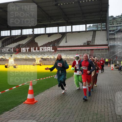 07.12.2025 - St. Pauli X-Mass-Run No. 15 Fabian Wolf http://msf.ph/oto/9397971 07.12.2025 10:48:13 Ziel 472, 876, 1195, 2028, 2146, 2147, 2339, 2501, 3018, 3598, 4229 meine-sportfotos.de