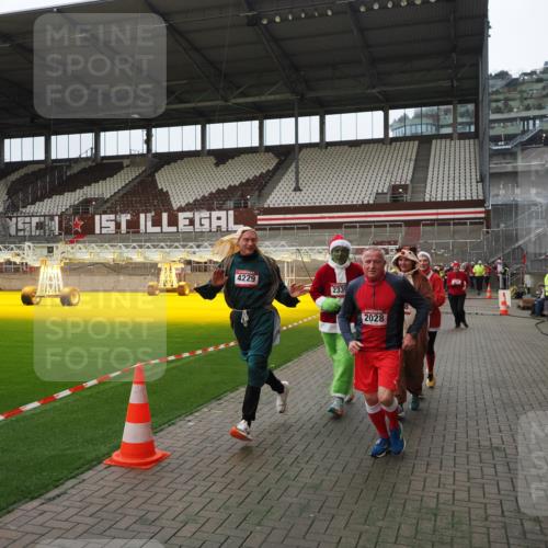 07.12.2025 - St. Pauli X-Mass-Run No. 15 Fabian Wolf http://msf.ph/oto/9397972 07.12.2025 10:48:13 Ziel 472, 876, 1195, 2028, 2146, 2147, 2339, 2501, 3018, 3598, 4229 meine-sportfotos.de