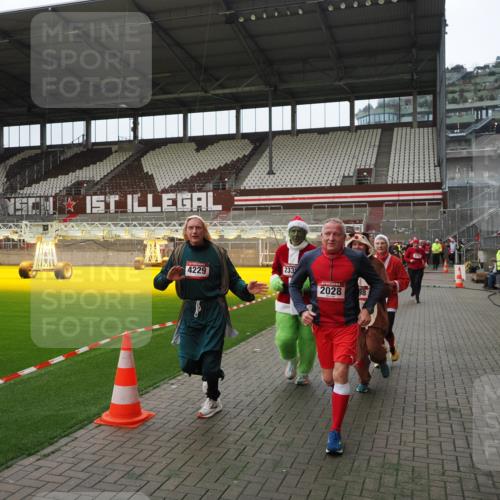07.12.2025 - St. Pauli X-Mass-Run No. 15 Fabian Wolf http://msf.ph/oto/9397973 07.12.2025 10:48:14 Ziel 472, 876, 1195, 2028, 2146, 2147, 2339, 2501, 3018, 3598, 4229 meine-sportfotos.de